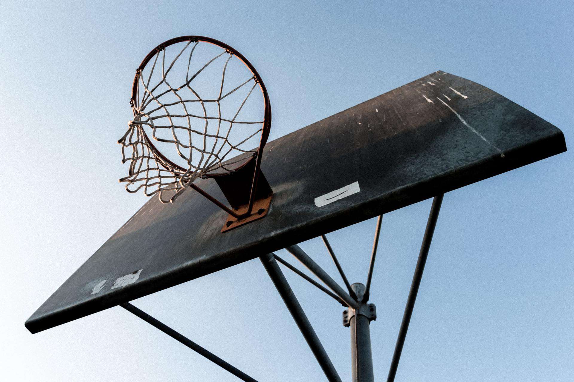 choosing-the-right-basketball-hoop-raising-edmonton